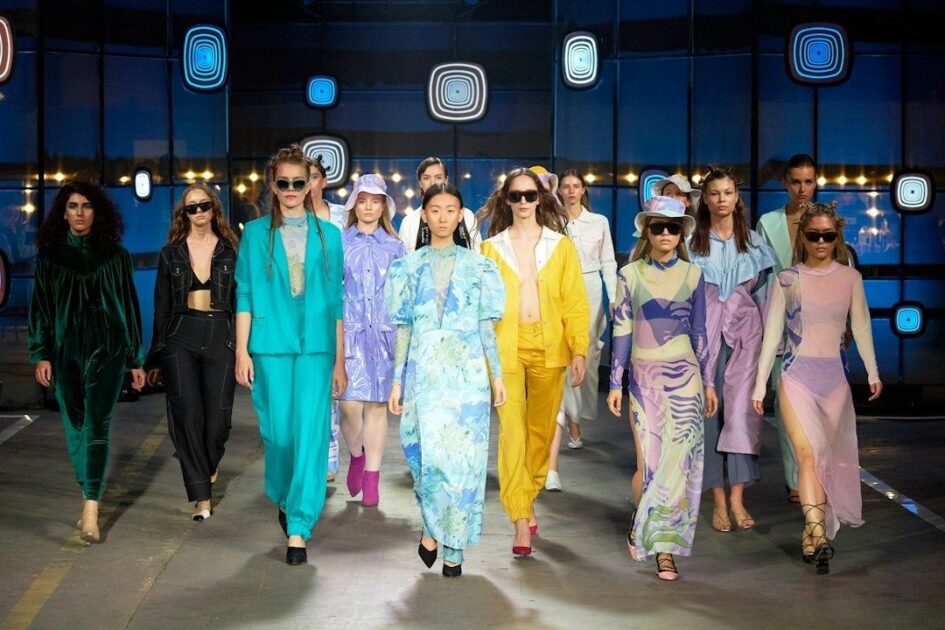 Diverse modellen tonen kleurrijke, genderneutrale mode op een catwalk